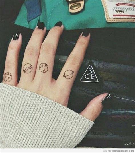 pequeño tatuajes en los dedos mujer|tatuajes de mujer pequenos.